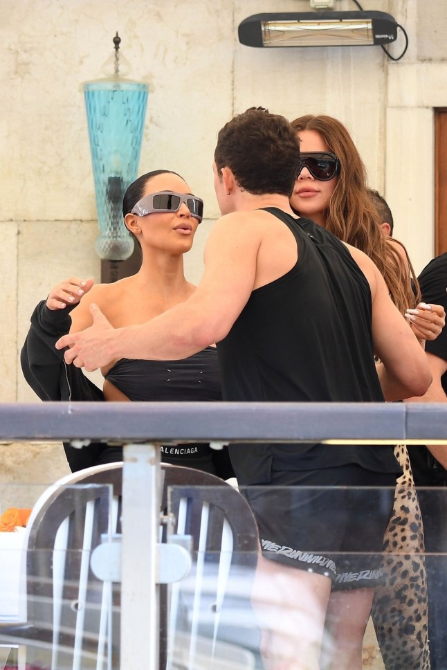 BGUK_3282630 - *PREMIUM-EXCLUSIVE* Venice, ITALY *MUST CALL FOR PRICING BEFORE USAGE*??The British Actor Orlando Bloom is all smiles despite the reports of a split with the American Singer Katy Perry after nine years together. Perry, 40, and Bloom, 48, have reportedly lived separately amid Katy's tour in recent months and things may have taken it's toll on the relationship but here we see Orlando out in the picturesque city of Venice in his gym gear out for a morning stoll with the HYBE America CEO Scooter Braun. The pair then stopped to enjoy a spot of breakfast at the Gritti Palace Hotel in the city where they bumped into a few illustrious guests in the form of Kim and Khloe Kardashian, Elsa Marie Collins and her husband Jarron Collins as the gang are said to be attending the lavish event of the Amazon Billionaire Jeff Bezos and Lauren Sanchez's wedding. Pictured: Orlando Bloom - Kim Kardashian - Khloe Kardashian BACKGRID UK 26 JUNE 2025 BYLINE MUST READ: COBRA TEAM / BACKGRID UK: +44 208 344 2007 / uksales@backgrid.com USA: +1 310 798 9111 / usasales@backgrid.com *Pictures Containing Children Please Pixelate Face Prior To Publication*