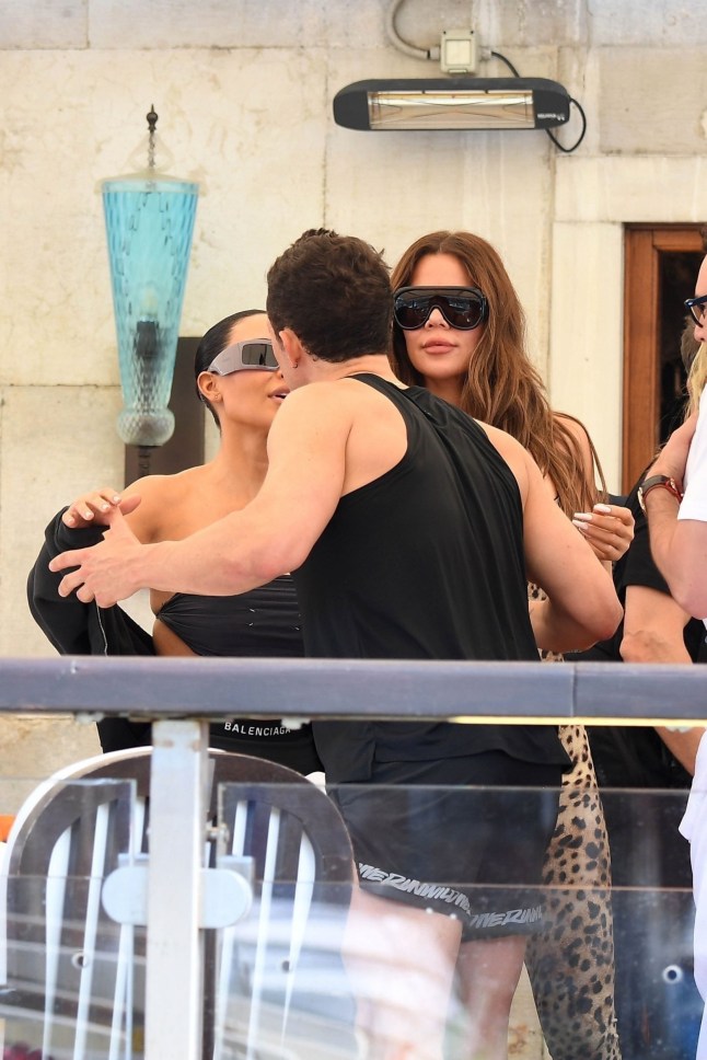 BGUK_3282630 - *PREMIUM-EXCLUSIVE* Venice, ITALY *MUST CALL FOR PRICING BEFORE USAGE*??The British Actor Orlando Bloom is all smiles despite the reports of a split with the American Singer Katy Perry after nine years together. Perry, 40, and Bloom, 48, have reportedly lived separately amid Katy's tour in recent months and things may have taken it's toll on the relationship but here we see Orlando out in the picturesque city of Venice in his gym gear out for a morning stoll with the HYBE America CEO Scooter Braun. The pair then stopped to enjoy a spot of breakfast at the Gritti Palace Hotel in the city where they bumped into a few illustrious guests in the form of Kim and Khloe Kardashian, Elsa Marie Collins and her husband Jarron Collins as the gang are said to be attending the lavish event of the Amazon Billionaire Jeff Bezos and Lauren Sanchez's wedding. Pictured: Orlando Bloom - Kim Kardashian - Khloe Kardashian BACKGRID UK 26 JUNE 2025 BYLINE MUST READ: COBRA TEAM / BACKGRID UK: +44 208 344 2007 / uksales@backgrid.com USA: +1 310 798 9111 / usasales@backgrid.com *Pictures Containing Children Please Pixelate Face Prior To Publication*