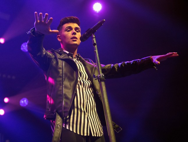 Jaymi Hensley singing on stage