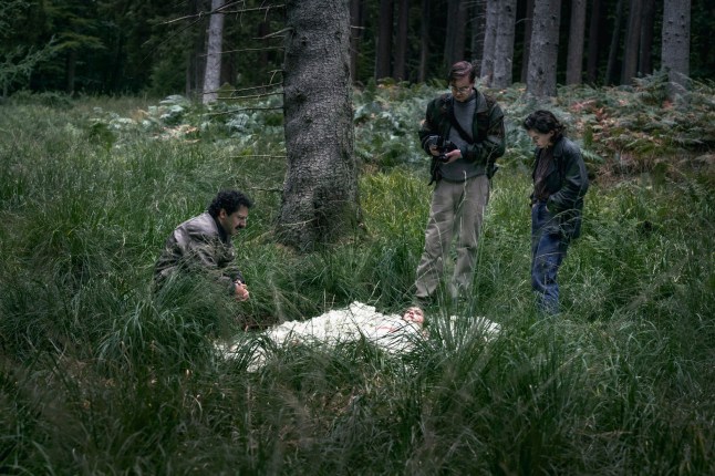 Howie (Marius Ahrendt), Ulrike (Henriette Confurius),Sylvia Lonska (Lara Karwelis),Komparse