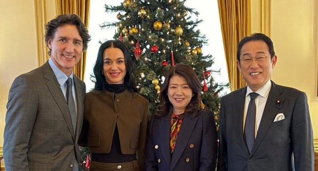 Katy Perry and Justin Trudeau pose with Japanese former PM and wife https://x.com/kishida230
