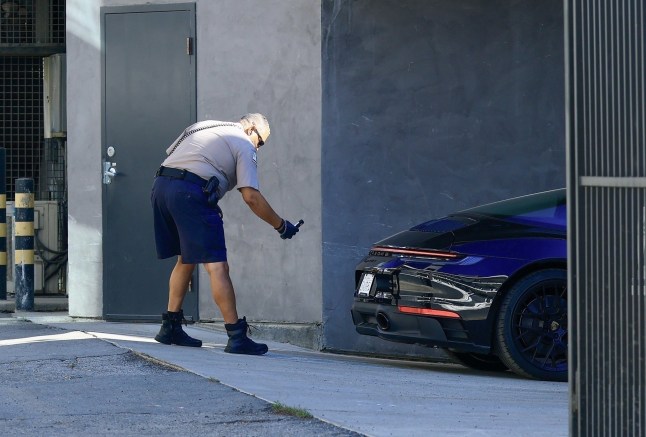 BGUK_3434615 - *PREMIUM-EXCLUSIVE* Beverly Hills, CA MUST CALL FOR PRICING BEFORE USAGE - STRICTLY NOT AVAILABLE FOR ONLINE USAGE UNTIL 19:00 PM UK TIME ON 06/12/2025 - American rapper Kanye West's wife, Bianca Censori, made a low-key stop at a Beverly Hills dermatologist, using the shorts she???d been wearing to shield her face as she stepped out in a skin-tight brown bodysuit and moon boots. The outing took a turn when a parking officer issued her a citation for stopping in a handicap spot, leaving the Yeezy architect hurrying back to her Porsche. Pictured: Bianca Censori BACKGRID UK 6 DECEMBER 2025 BYLINE MUST READ: GAMR/KHROME / BACKGRID UK: +44 208 344 2007 / uksales@backgrid.com USA: +1 310 798 9111 / usasales@backgrid.com *Pictures Containing Children Please Pixelate Face Prior To Publication*