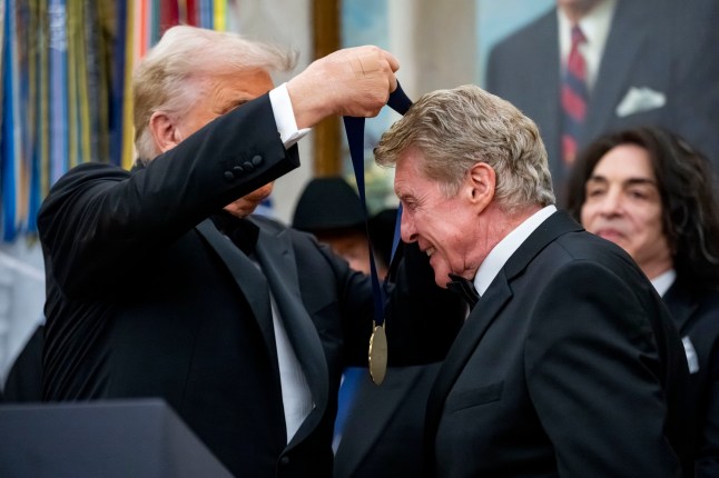 epa12575920 US President Donald Trump presents a medallion to 2025 Kennedy Center honoree and actor Michael Crawford during a ceremony in the Oval Office of the White House in Washington, DC, USA, 06 December 2025. The honorees this year include country music artist George Strait, actor Sylvester Stallone, members of the rock band Kiss, actor Michael Crawford and singer Gloria Gaynor. EPA/BONNIE CASH / POOL