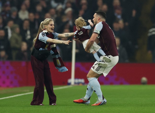 Soccer Football - Premier League - Aston Villa v Manchester United - Villa Park, Birmingham, Britain - December 21, 2025 Aston Villa's John McGinn with TV personality Kelly Osbourne and her son Sidney before the match Action Images via Reuters/Paul Childs EDITORIAL USE ONLY. NO USE WITH UNAUTHORIZED AUDIO, VIDEO, DATA, FIXTURE LISTS, CLUB/LEAGUE LOGOS OR 'LIVE' SERVICES. ONLINE IN-MATCH USE LIMITED TO 120 IMAGES, NO VIDEO EMULATION. NO USE IN BETTING, GAMES OR SINGLE CLUB/LEAGUE/PLAYER PUBLICATIONS. PLEASE CONTACT YOUR ACCOUNT REPRESENTATIVE FOR FURTHER DETAILS..